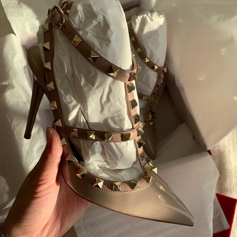 Valentino Rockstud T-strap Pump in Poudre Patent